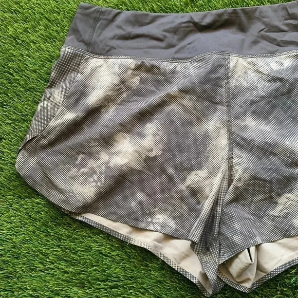 Athleta Run with It Printed 3.5" Shorts Nebula Black Size XL - Picture 3 of 8